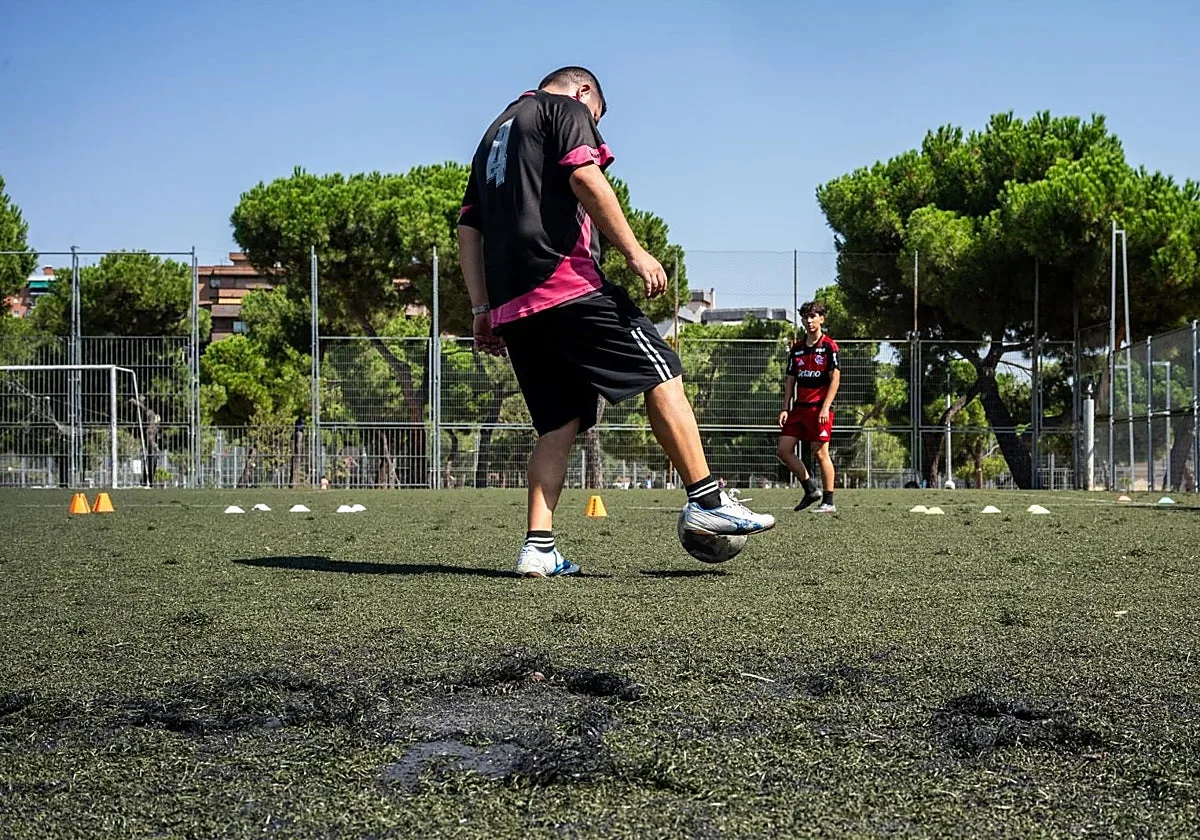 El campo de fútbol de Aluche que se cae a pedazos: «Es puro vandalismo, lo rompen todo»