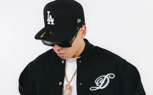 MC Davo enciende el Pepsi Center con invitados y rap mexicano; recorre etapas de su carrera ante fans