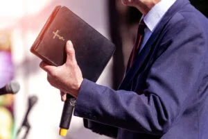 Atuação como pastor durante licença médica valida demissão por justa causa