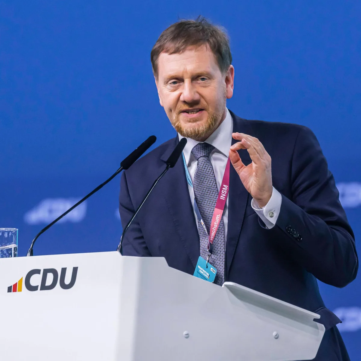 Volkswagen in der Krise - Sachsens Ministerpräsident Kretschmer (CDU) weist Spekulationen über Schließung von VW-Werk zurück