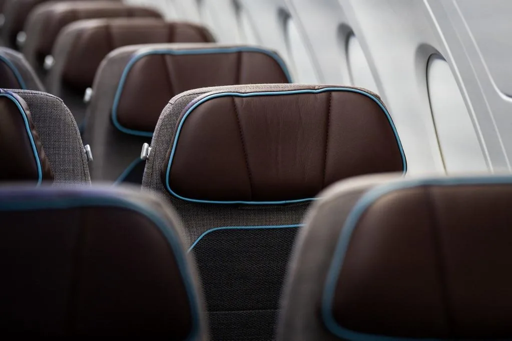Dans l’avion, je tente ma technique ultime, celle du « regard de prof »