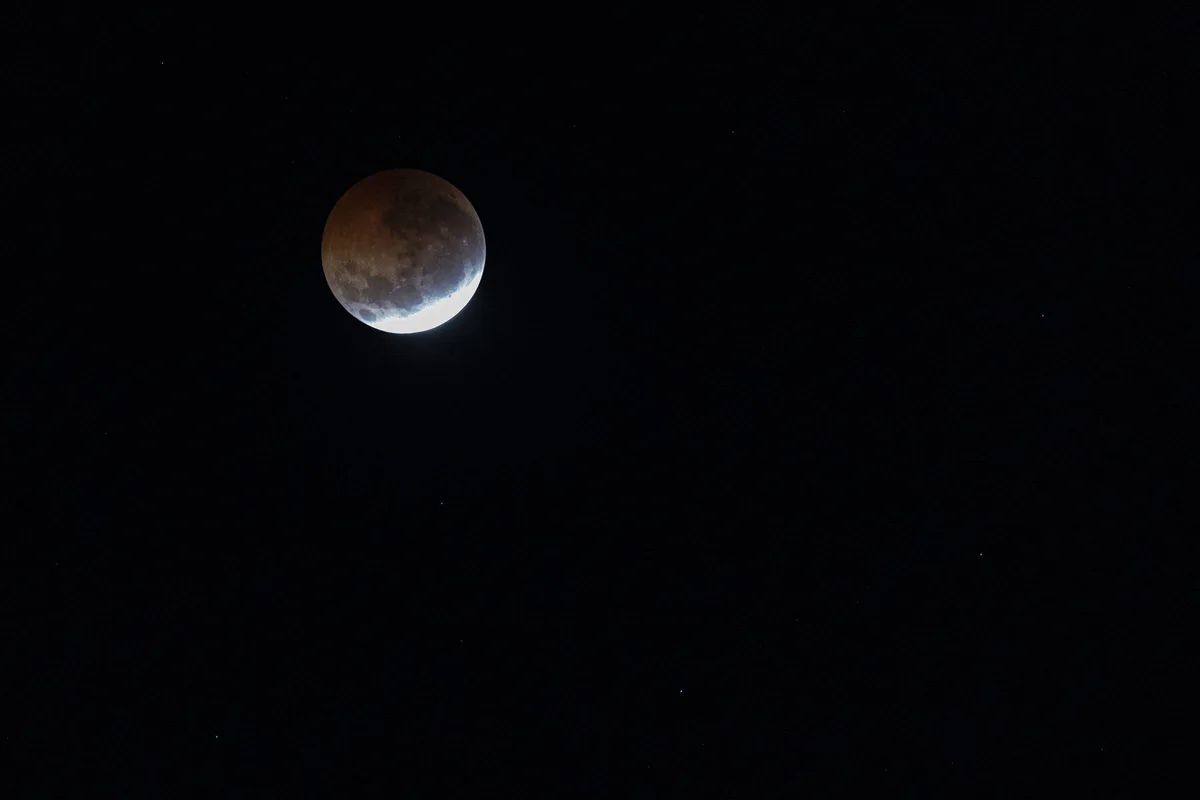 Eclipse lunar ocorre nesta quinta e sexta-feira; veja fotos