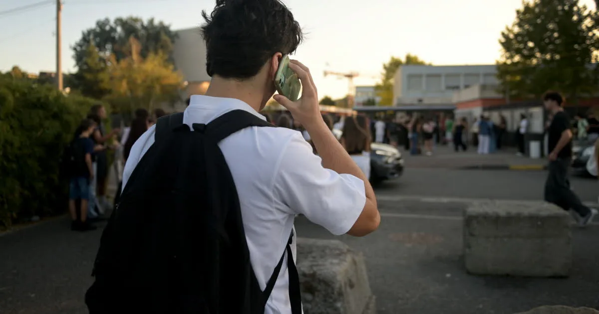 Loire. Interdiction des portables au lycée : « En vrai, ça ne change pas grand-chose »