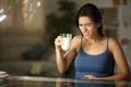 La razón por la que la leche puede sentarte peor por la noche que durante el día