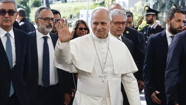 Cirurgia para remover nódulo de um pulmão do Papa está em curso