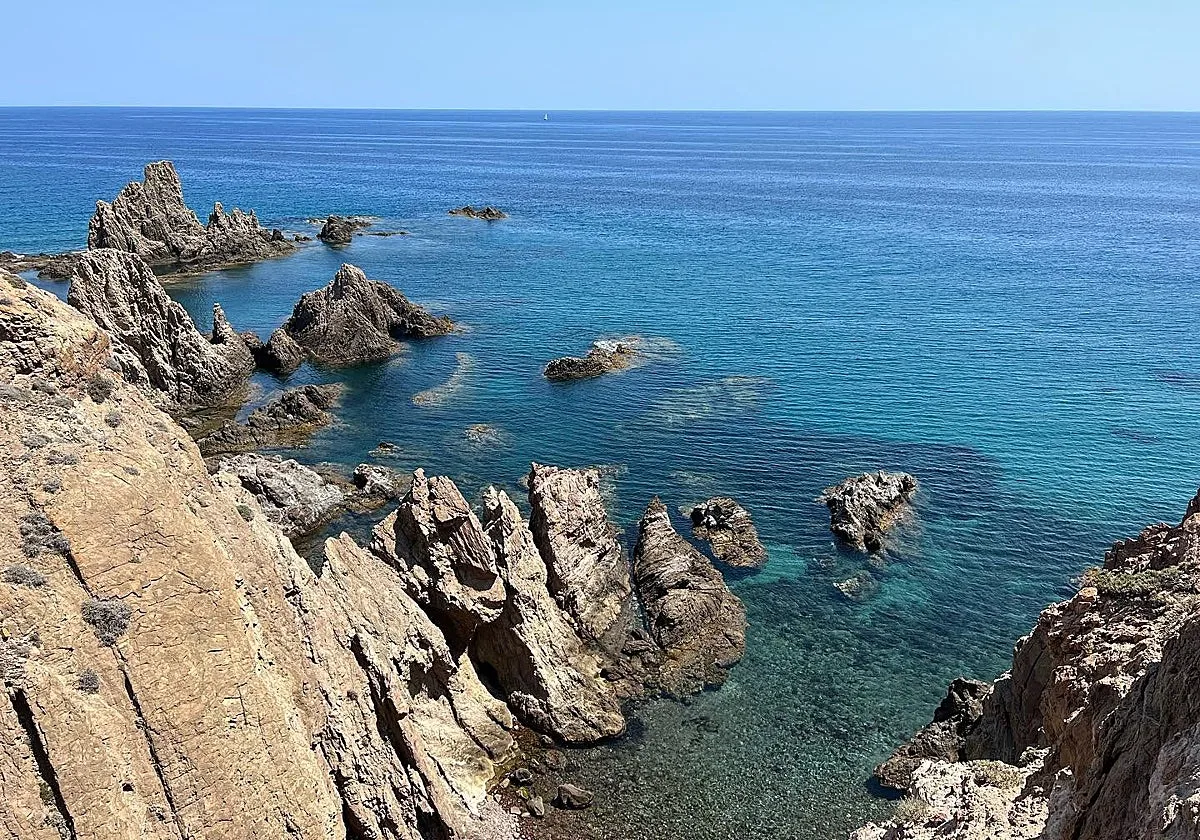 Parecen calas de una isla volcánica, pero están en Almería: arena oscura, agua transparente y montañas que llegan hasta el mar