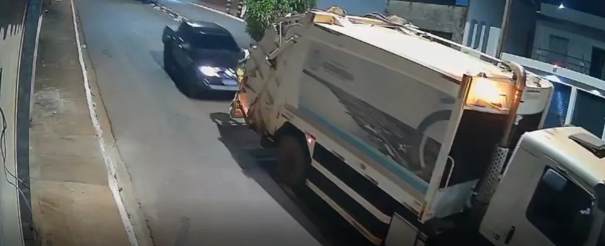 Caminhonete bate em caminhão de lixo e deixa gari ferido em Altamira
