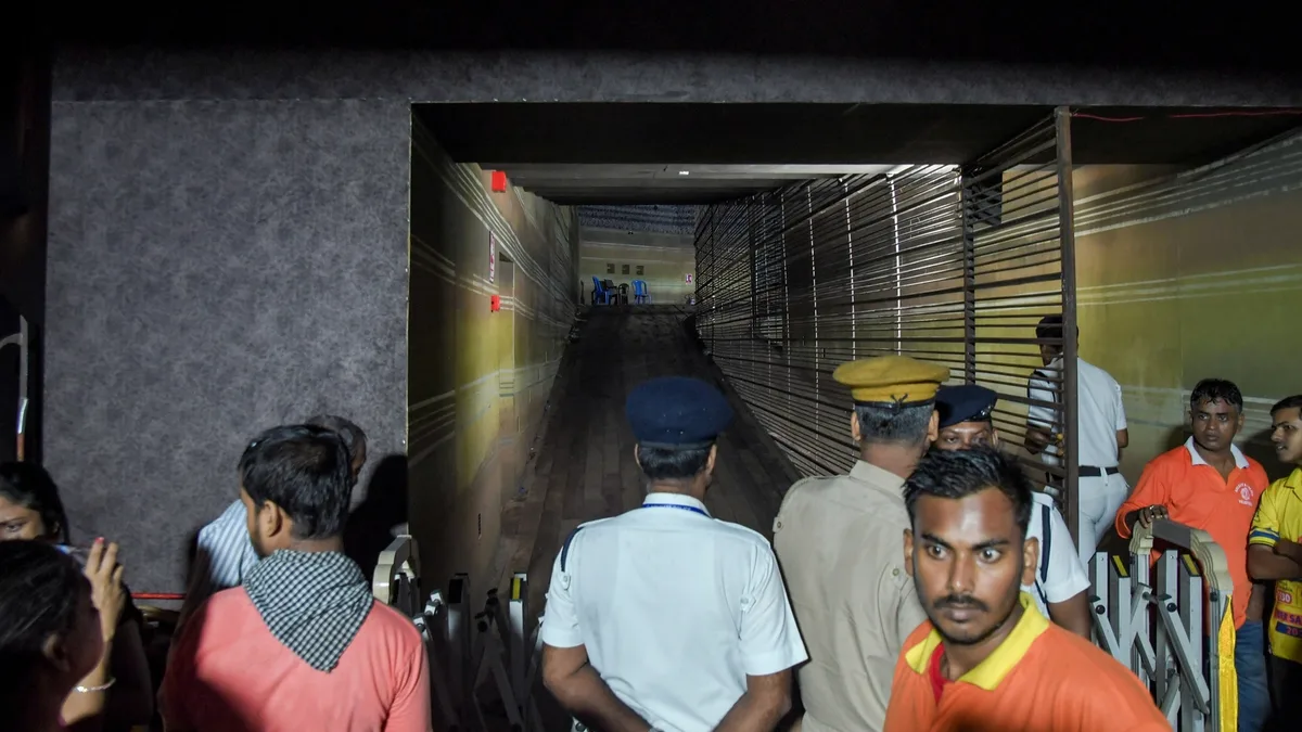 Kolkata stampede LIVE: 17 dead in Chorbagan incident; pandals seeing heavy rush closed