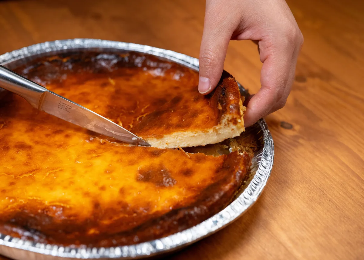 Tarta de queso con base de hojaldre, una receta muy fácil de preparar para triunfar a la hora del postre