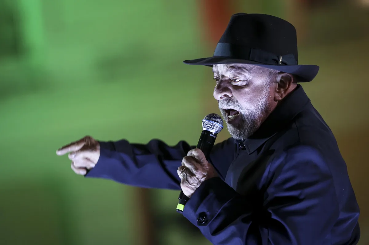 Lula diz que é preciso parar com 'babaquice de fazer superávit' para governo investir