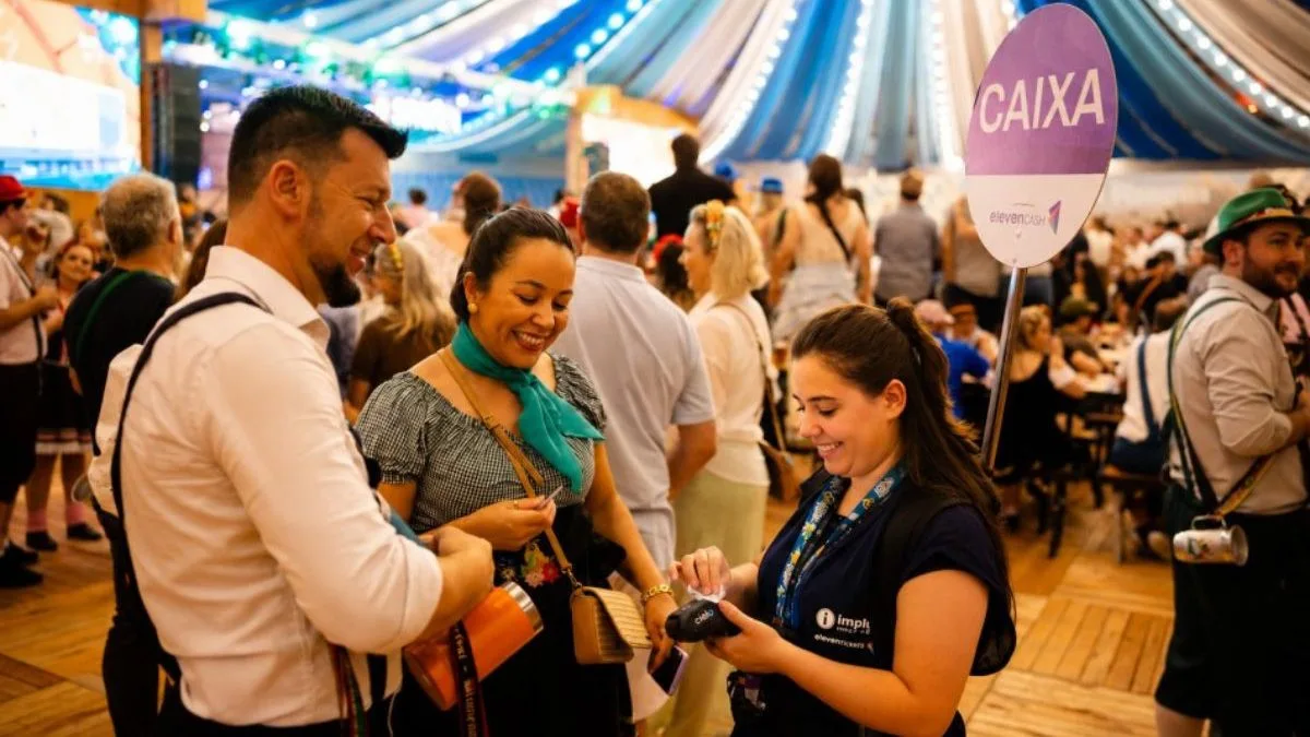 Quer fazer renda extra? Oktoberfest Blumenau abre inscrições para vagas temporárias em 2026