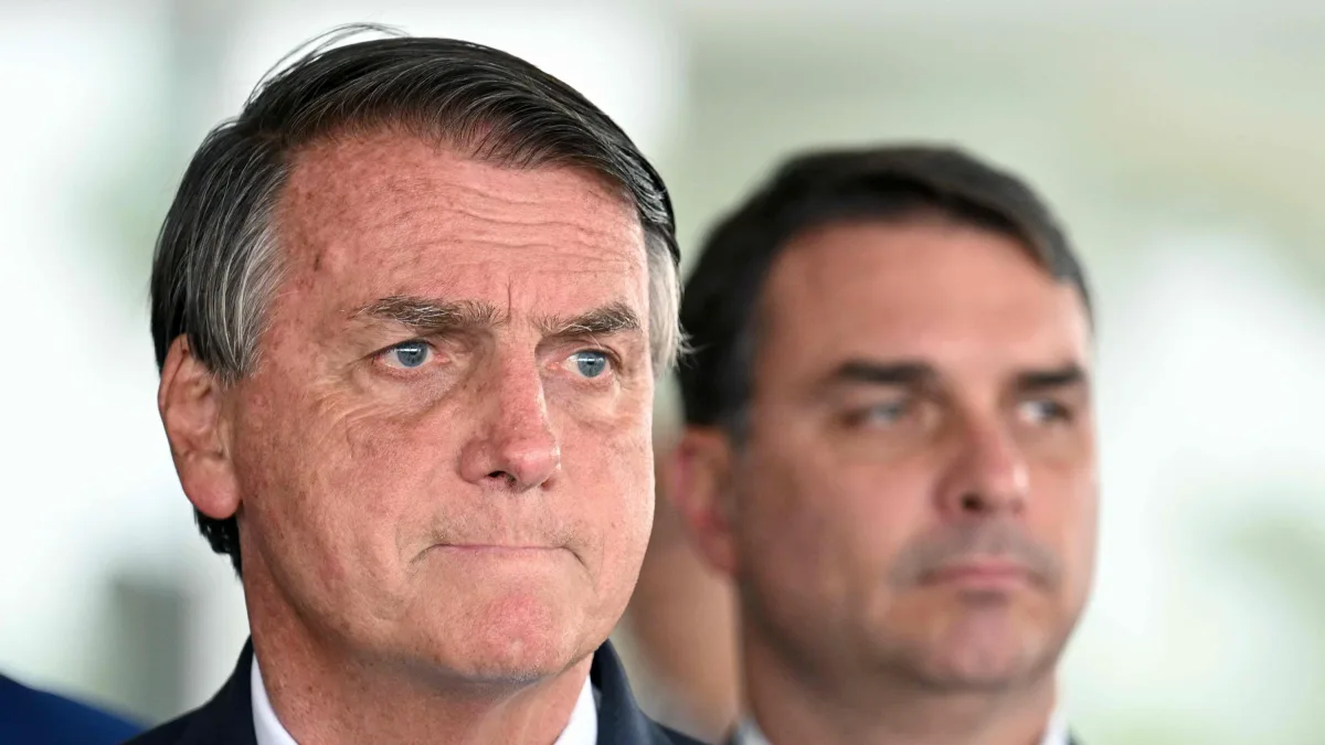 unter Auflagen: Flávio Bolsonaro darf seinen Vater im Hausarrest besuchen