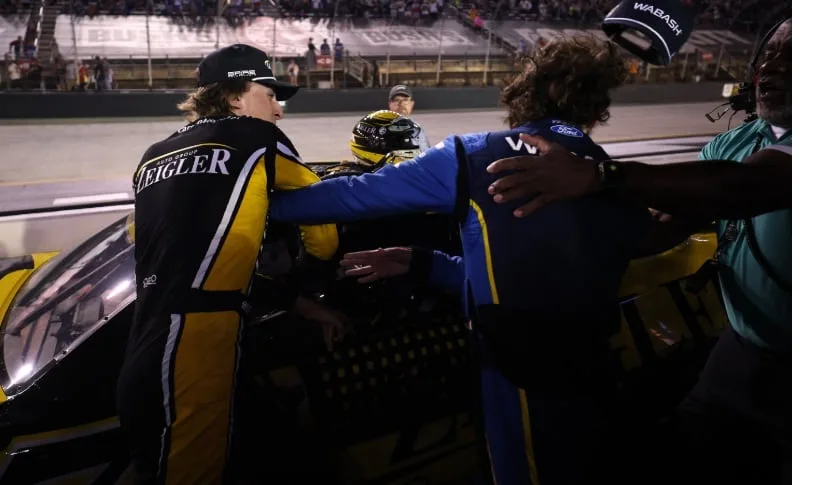 La brutal pelea en el Nascar Cup, entre Ryan Blaney y Carson Hocevar, en el “el último gran Coliseo”
