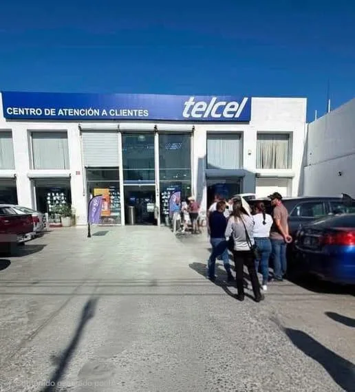 Largas filas en compañías telefónicas por registro de líneas en Torreón