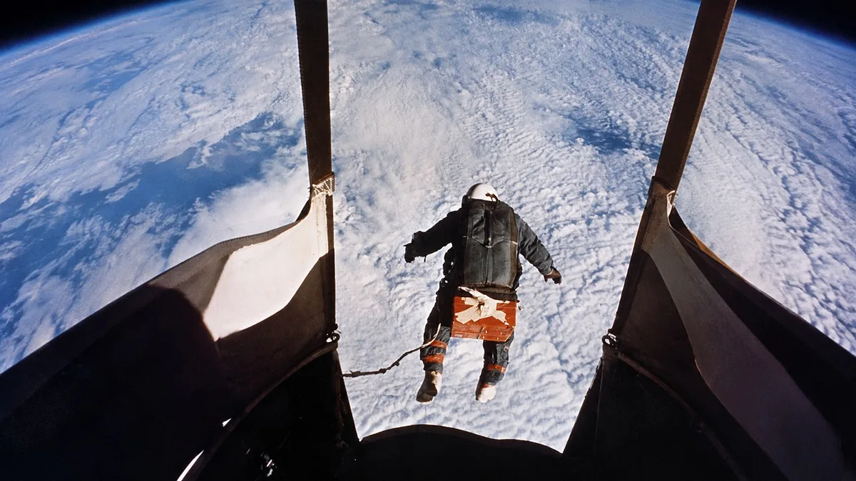 Em agosto de 1960, um homem lançou-se da estratosfera em direção ao solo a quase 1000 km/h
