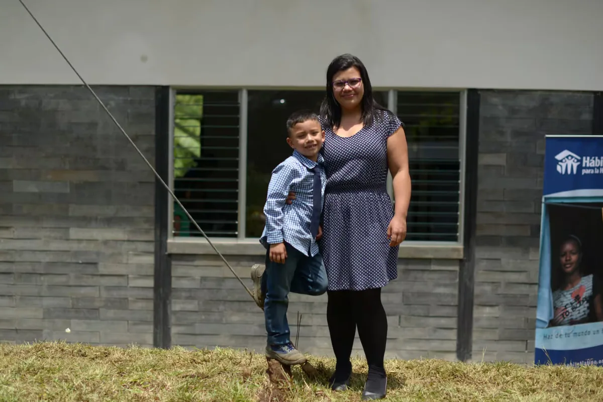 Ahorró durante una década y construyó una casa con bloques de plástico reciclado: “Mantienen la temperatura fresca cuando hace calor”