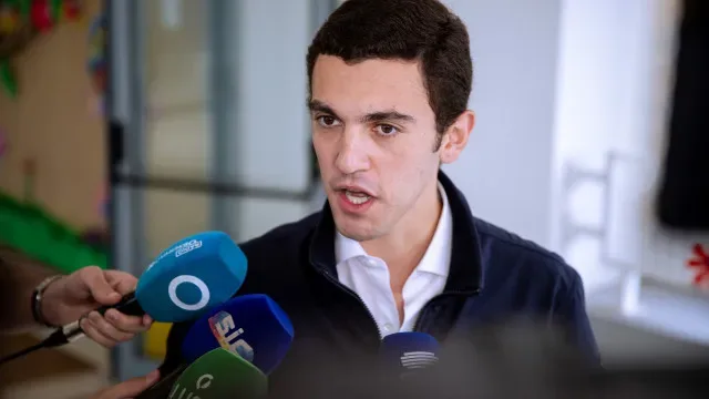 "Quando todos os alunos tiverem escola, espero que PS peça desculpa"