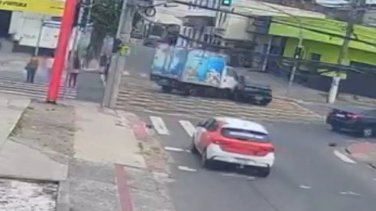Câmera flagra caminhão tombando sobre carro na Serra; veja vídeo