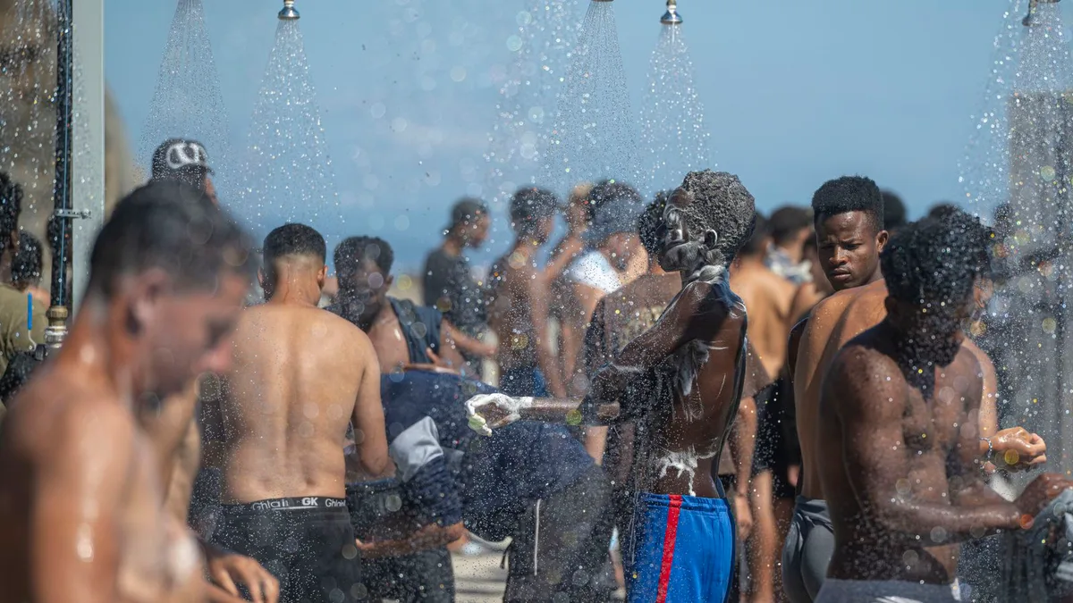 Mónica García tacha de "injustificada" la petición de Feijóo de confinar a los migrantes de Ceuta ante el "riesgo sanitario"