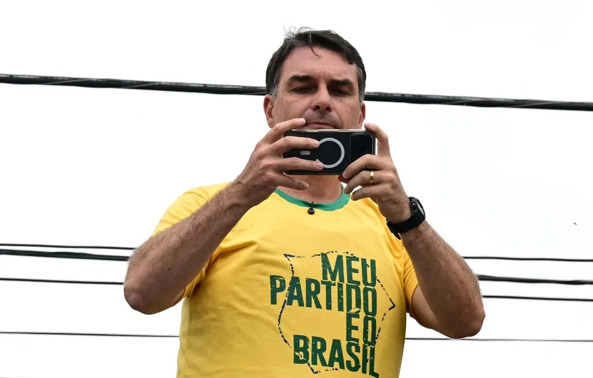“Bolsa farelo”: O que Flávio e Jair Bolsonaro diziam sobre o Bolsa Família