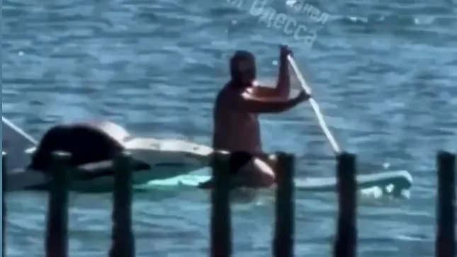 Krieg statt Bade-Idylle - Paddler schleppt Russen-Drohne an Strand