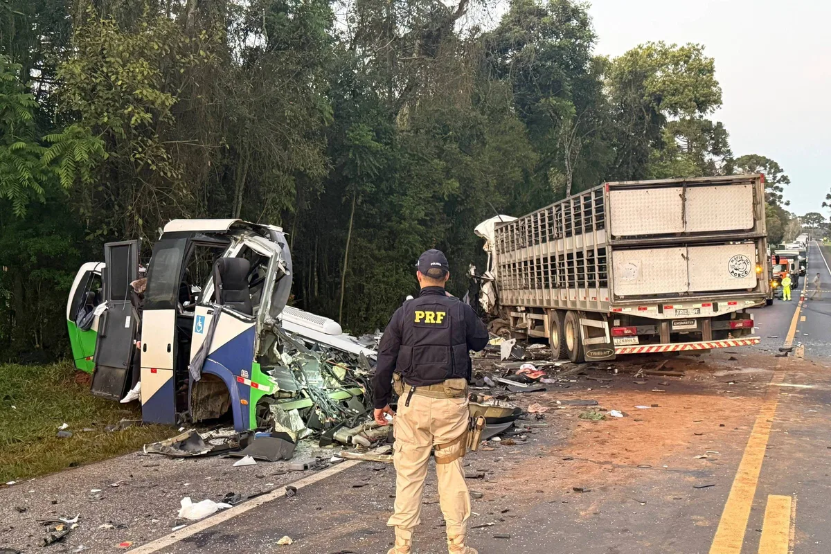 Acidente com micro-ônibus e caminhão deixa 23 mortos no Paraná