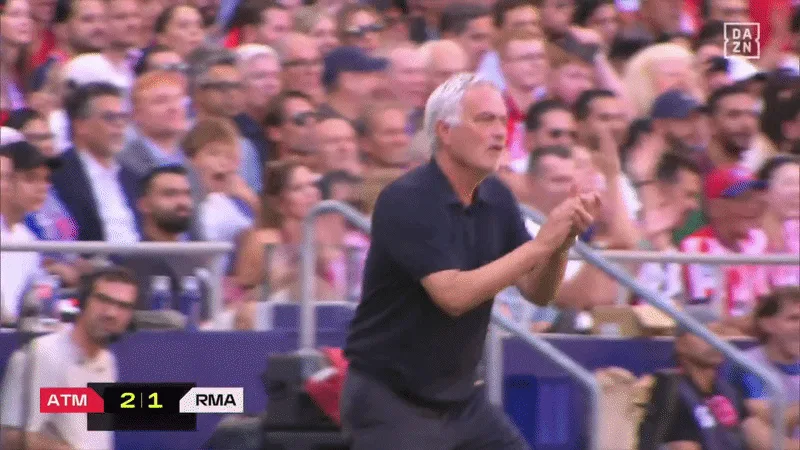 Vini Jr. perde a bola, volta andando e câmera flagra cobrança de Mourinho; vídeo