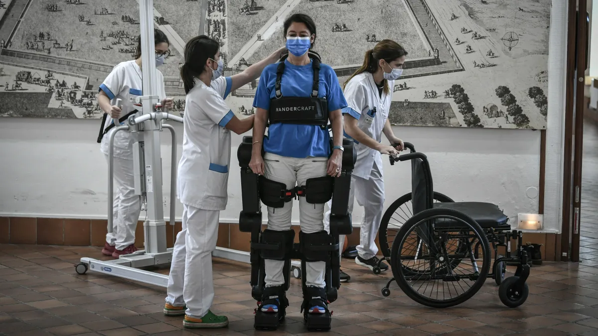 Exoskelette: „Es ist ein Unterschied, ob man Pakete oder Patienten hebt“