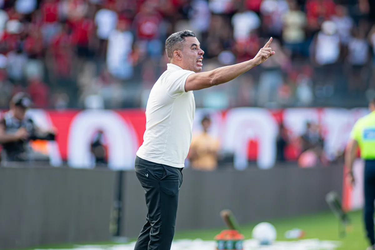 Jair Ventura lamenta revés no BaVi e explica escolhas no time titular do Vitória