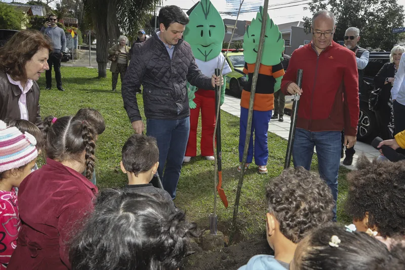 Prefeitura de Curitiba revitaliza praça e planta árvore de número 263 mil