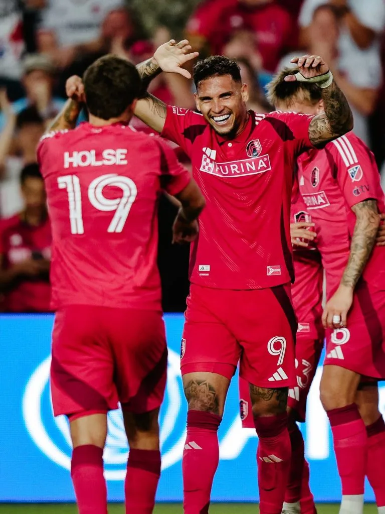 Rafael Navarro marca duas vezes, dá duas assistências e comanda goleada do St. Louis City