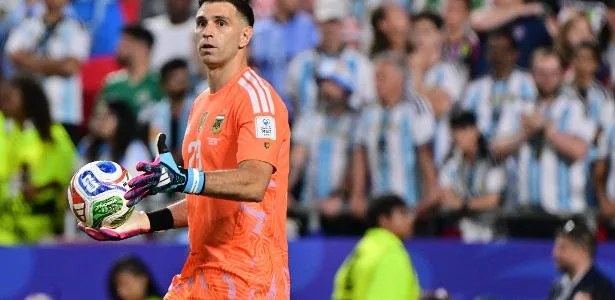 Chelsea chega a acordo para contratar o goleiro Dibu Martínez, diz jornal