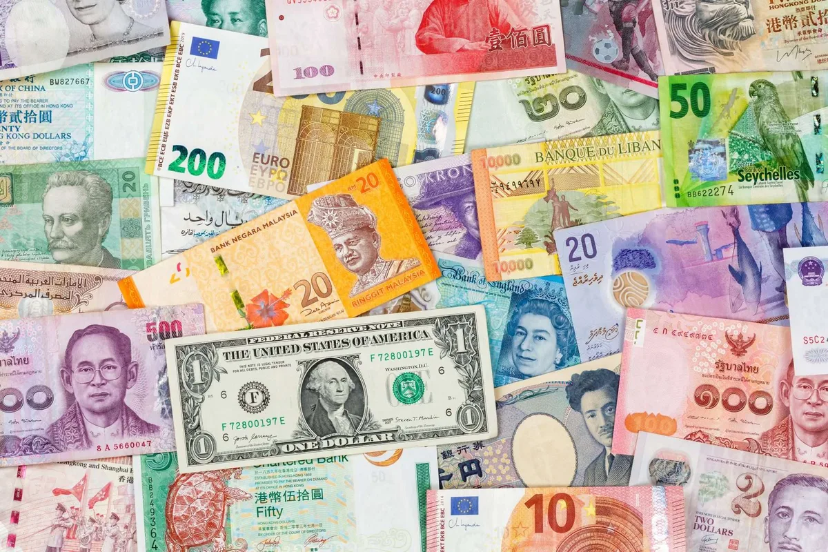 Del viaje a la importación: cómo una moneda fuerte o débil cambia los precios que pagamos
