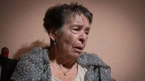Maricarmen, desahuciada en camilla después de un violento operativo policial
