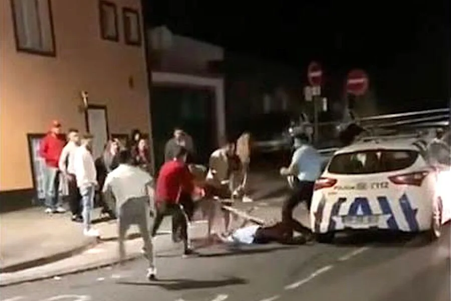 Oito detidos, quatro carros da PSP apedrejados e seis tiros para o ar em Rabo de Peixe
