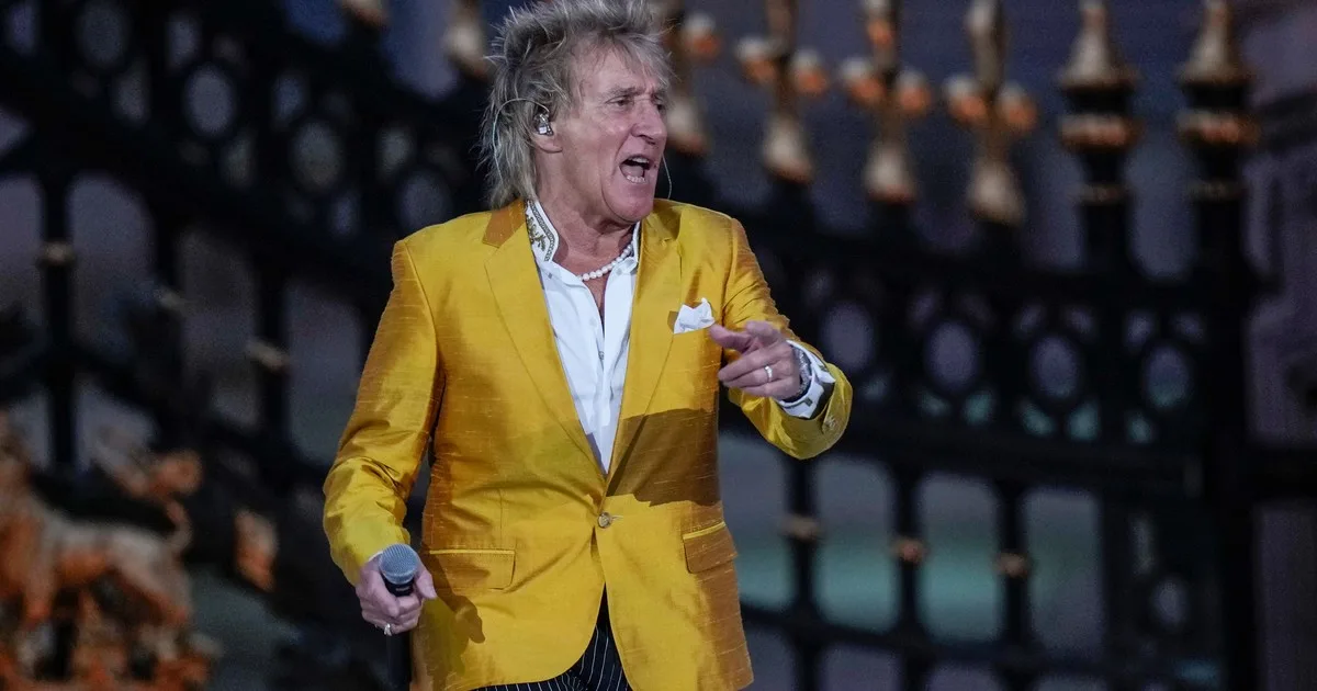 En 1992, Rod Stewart vendió su mansión de Los Ángeles construida en 1925 por 6,25 millones de dólares; tras dos años de restauración y ampliación de la propiedad, el complejo de casi 6 acres se vendió en dos transacciones por un total de 86 millones de dólares