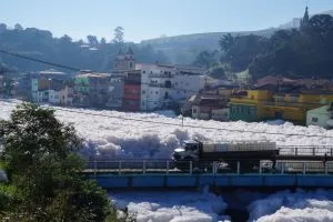 Rio Tietê sobe e fica perto de transbordar na cidade de São Paulo