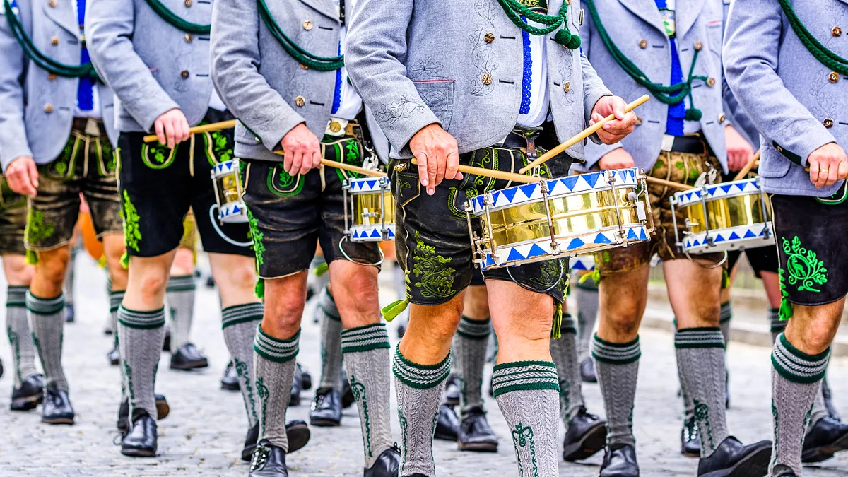 Dirndl und Lederhosen