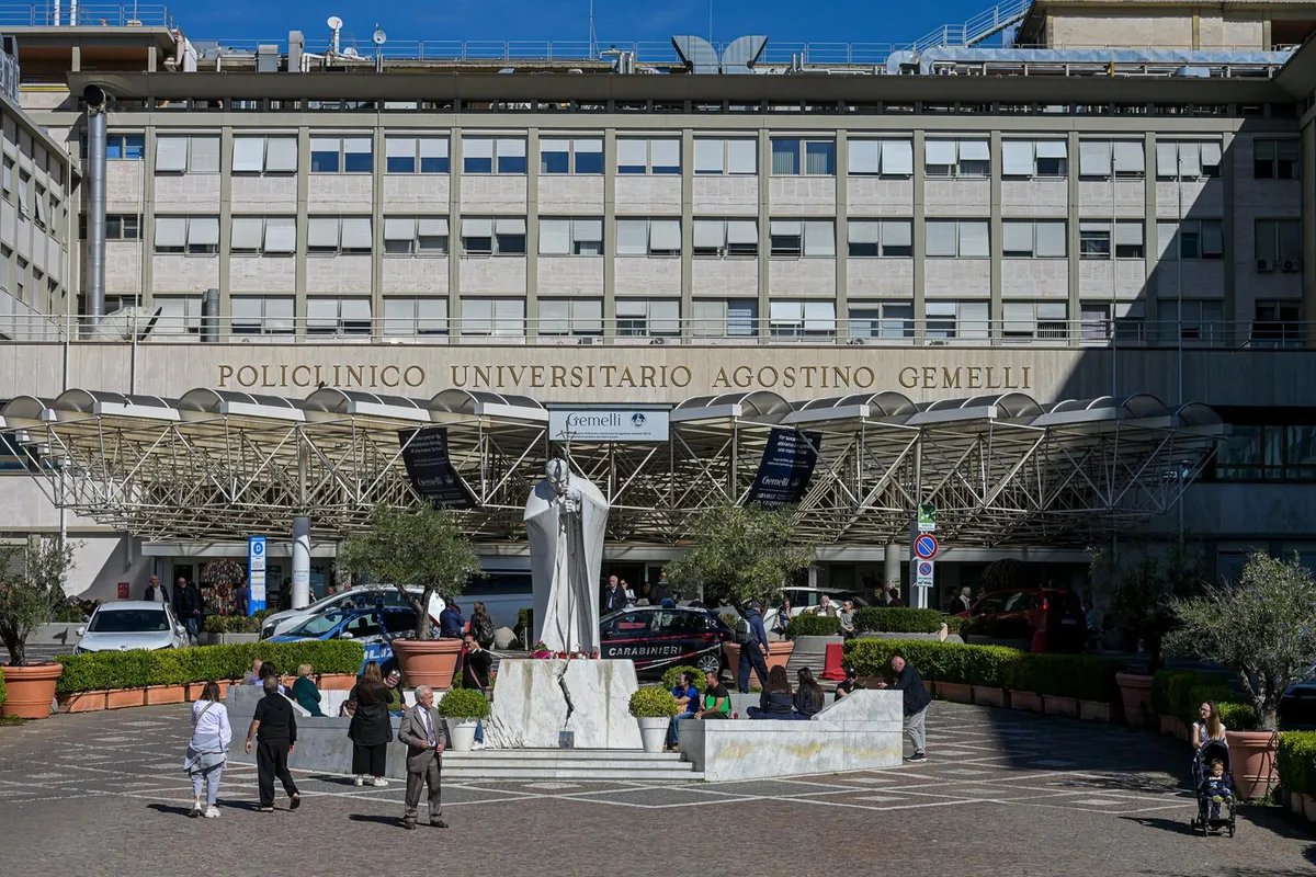El Papa pasa una "buena" segunda noche en el hospital tras la operación del pulmón: "Se ha levantado y ha desayunado"