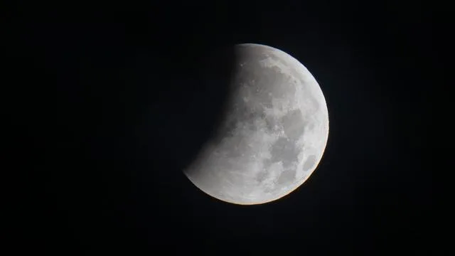 Morgendliche Mondfinsternis: Wolken nehmen Sicht auf partielle Mondfinsternis