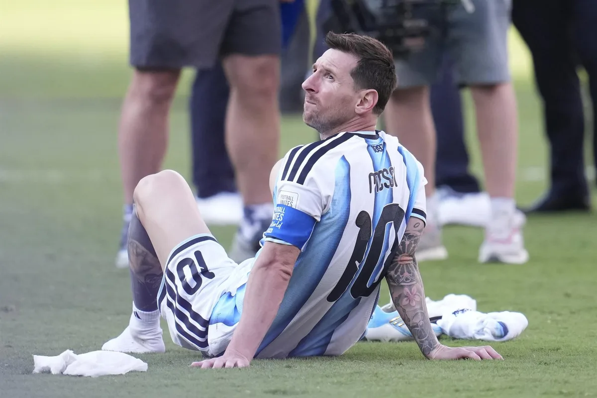 AMP. El delantero argentino Leo Messi anuncia su retirada de la selección argentina