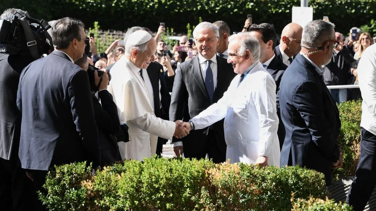 Quién es Stéfano Margaritora, el especialista que operará al papa León XIV