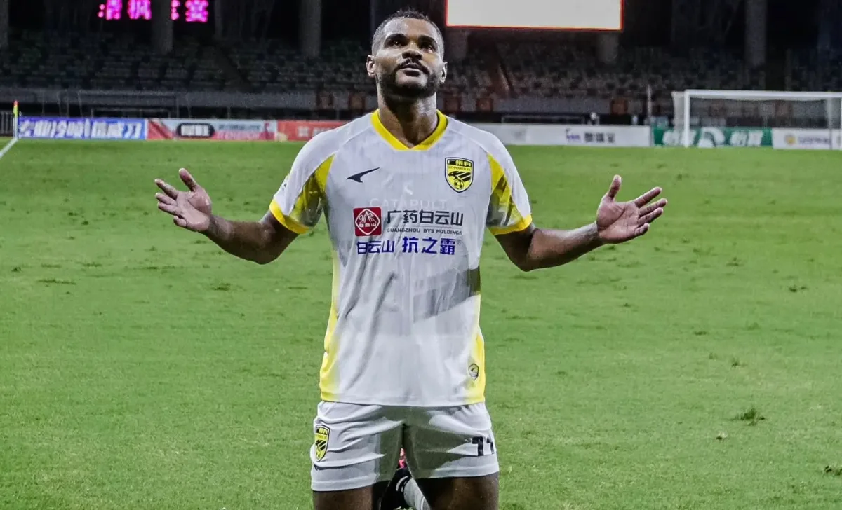 Ex-São Paulo e Athletico-PR, Nikão celebra primeiro hat-trick da carreira na China