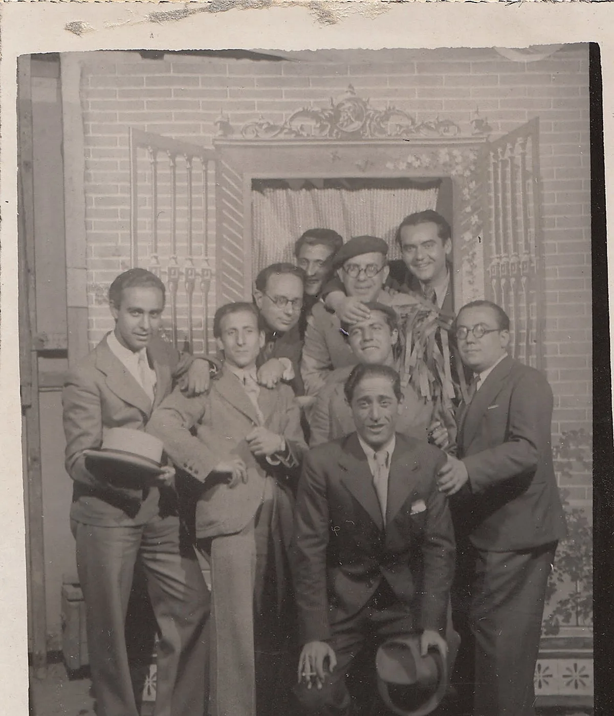 La última fotografía de Lorca y Rapún: mira que nos acechan todavía