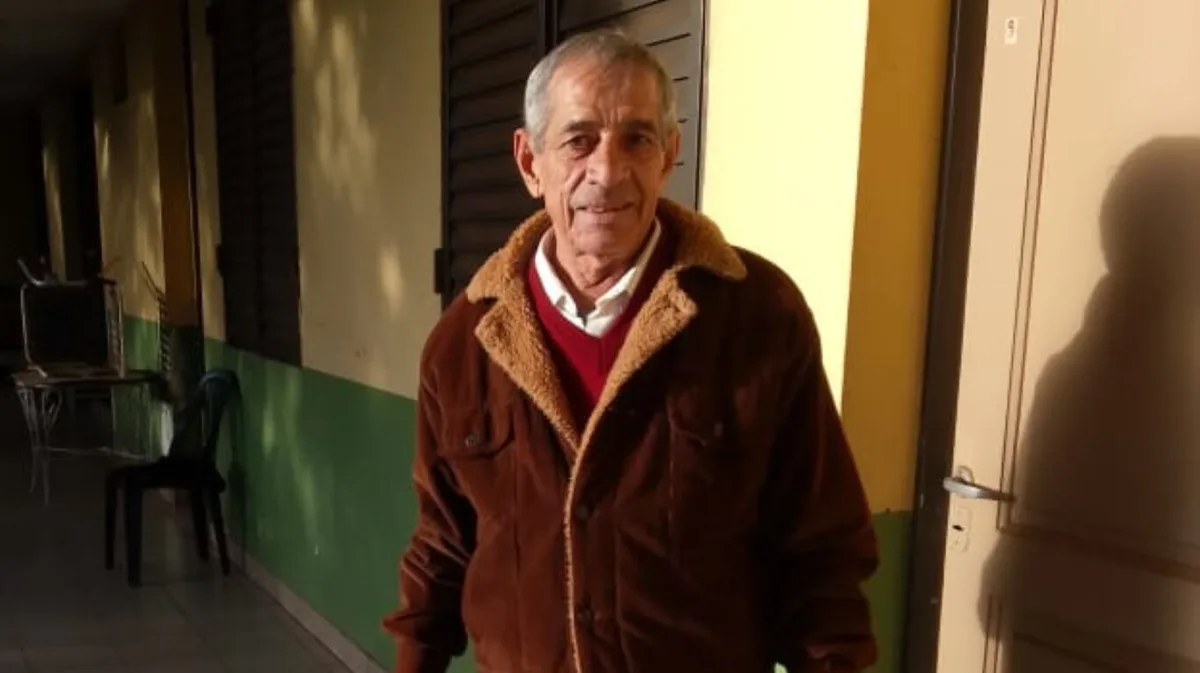 A los 68 años volvió a estudiar y camina 23 cuadras para ir a la escuela: la historia detrás de su decisión