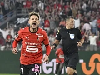 VIDÉO. Stade Rennais - PSG : le magnifique but de Szymanski pour lancer les Rouge et Noir cette saison en Ligue 1