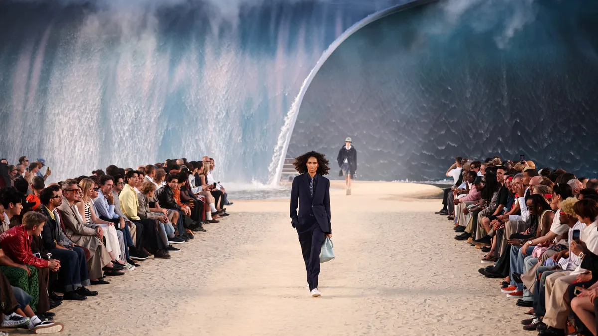 Bâtiments en chantier, anciens sites industriels, parking... Fini les lieux événementiels connus de tous, les maisons de luxe partent à la chasse aux espaces originaux et bruts pour leurs défilés de Fashion Week