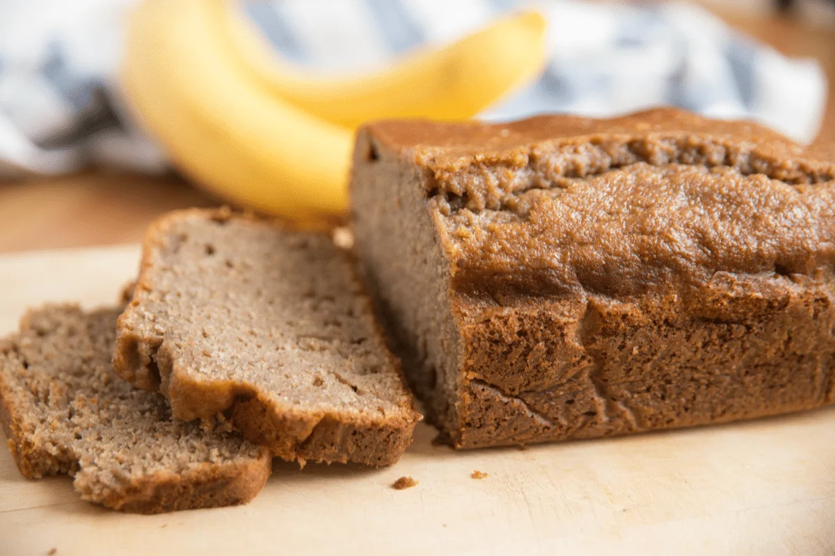 Tem banana madura em casa? Faça esse bolo proteico para o lanche da tarde