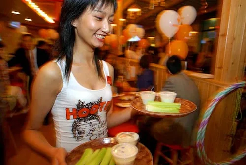 Habrá película sobre "Hooters", el restaurante de alitas temático; ¿de quién provino la idea?