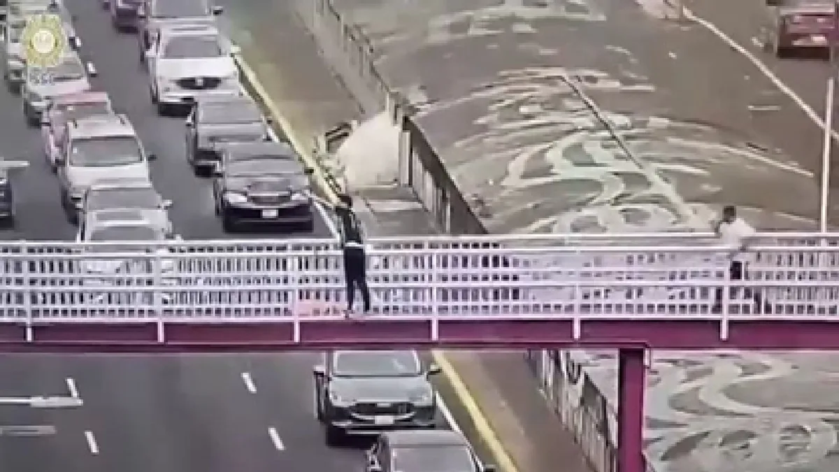 Policías evitan que hombre se arroje desde puente al Viaducto Miguel Alemán en CDMX